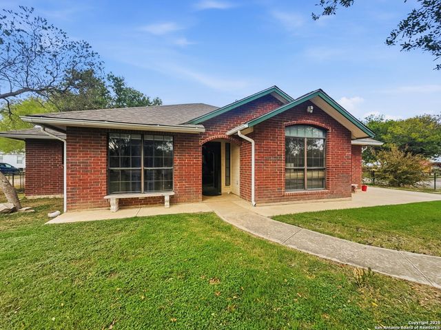 434 County Road 6610, Devine, TX 78016