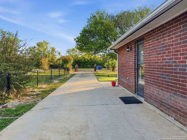 434 County Road 6610, Devine, TX 78016