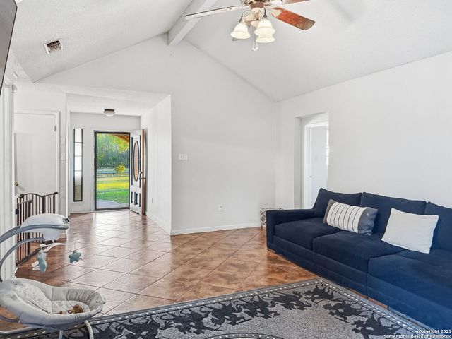 434 County Road 6610, Devine, TX 78016