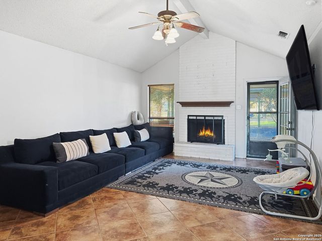 434 County Road 6610, Devine, TX 78016