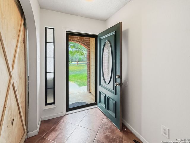 434 County Road 6610, Devine, TX 78016