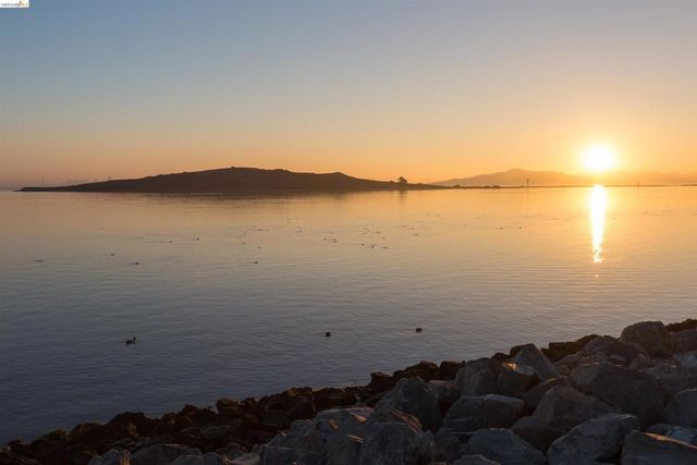 24 Bayside Ct, Richmond, CA 94804