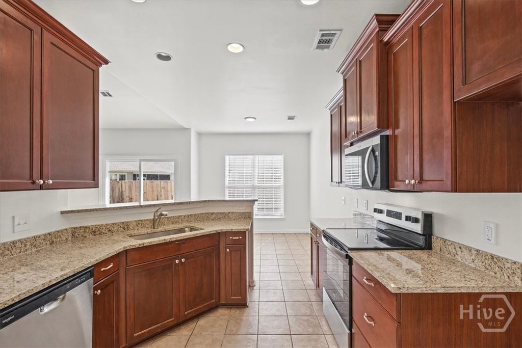 Image 7 of property listing at 103 Cumberland Way, Savannah, GA 31407