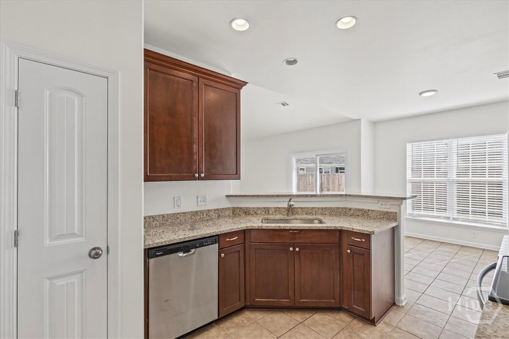 Image 8 of property listing at 103 Cumberland Way, Savannah, GA 31407