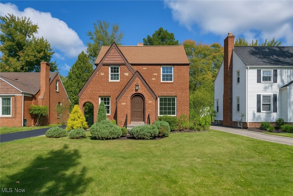 5103 Eastover Road, Lyndhurst, OH 44124