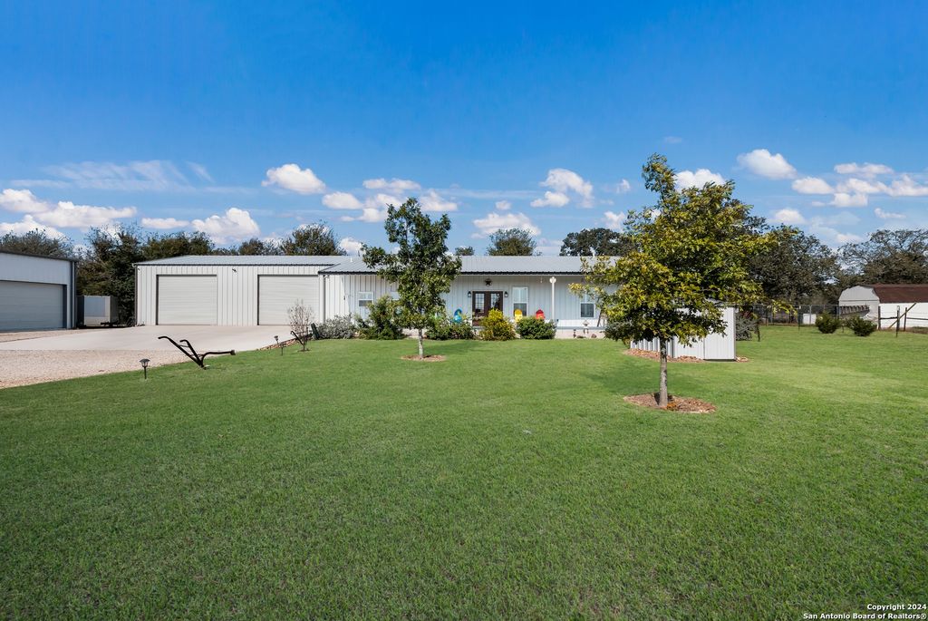 262 GANDER SLOUGH RD, Kingsbury, TX 78638