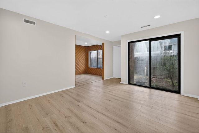 60 Laurelwood 32-3, Stoughton, MA 02072