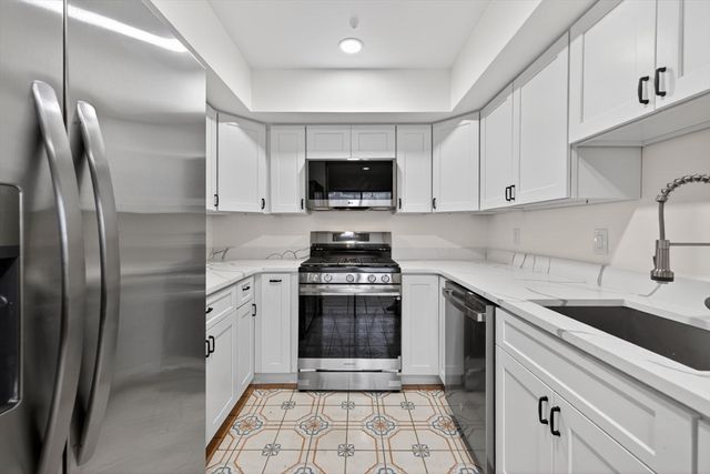 60 Laurelwood 32-3, Stoughton, MA 02072