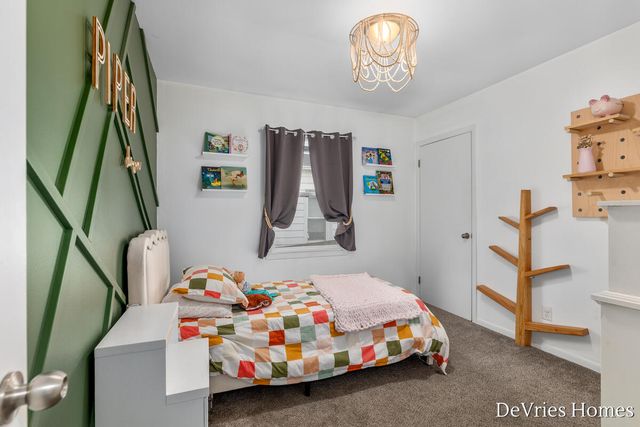 119 W Mckinley Avenue, Zeeland, MI 49464