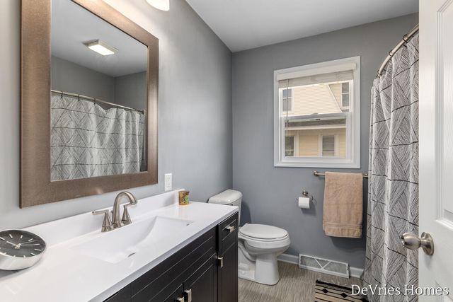 119 W Mckinley Avenue, Zeeland, MI 49464