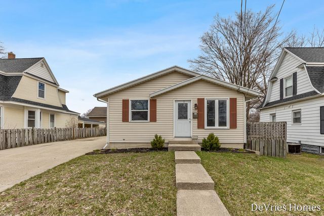 119 W Mckinley Avenue, Zeeland, MI 49464