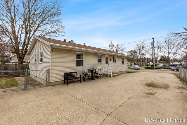119 W Mckinley Avenue, Zeeland, MI 49464
