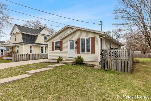 119 W Mckinley Avenue, Zeeland, MI 49464