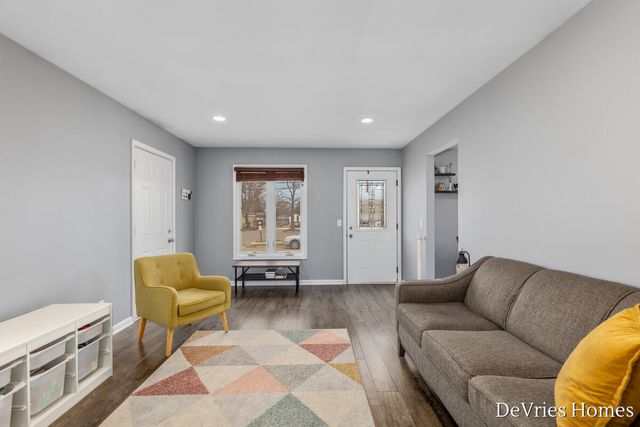 119 W Mckinley Avenue, Zeeland, MI 49464