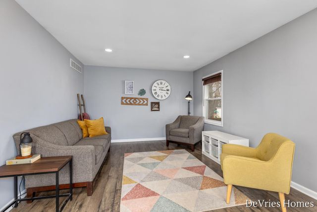 119 W Mckinley Avenue, Zeeland, MI 49464