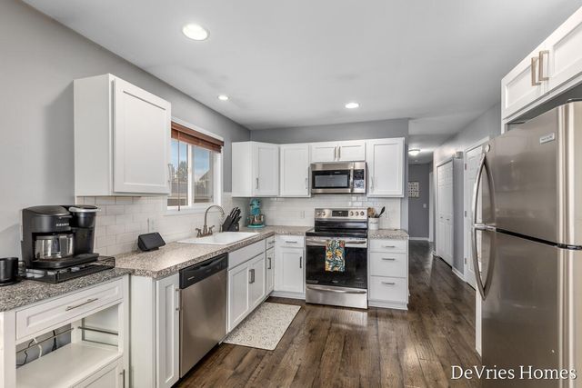 119 W Mckinley Avenue, Zeeland, MI 49464