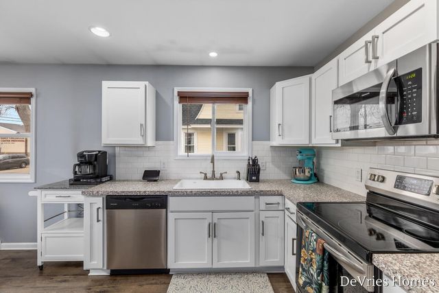 119 W Mckinley Avenue, Zeeland, MI 49464