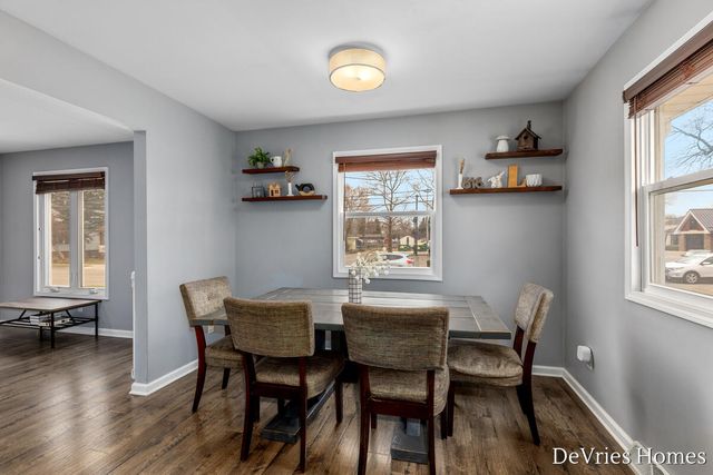 119 W Mckinley Avenue, Zeeland, MI 49464