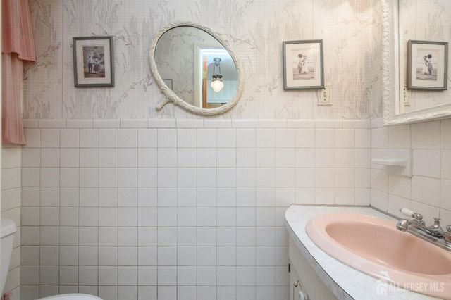 69 Stanford Avenue, Colonia, NJ 07067