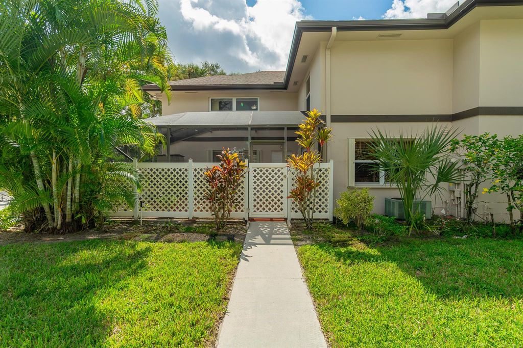 46 Essex Court A, Royal Palm Beach, FL 33411