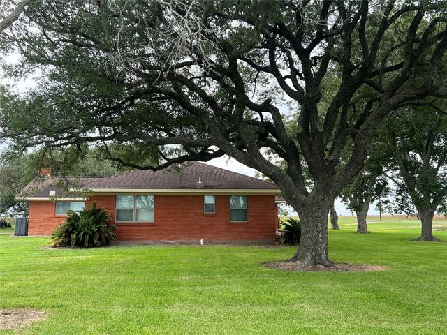 1080 County Road 424, El Campo, TX 77437