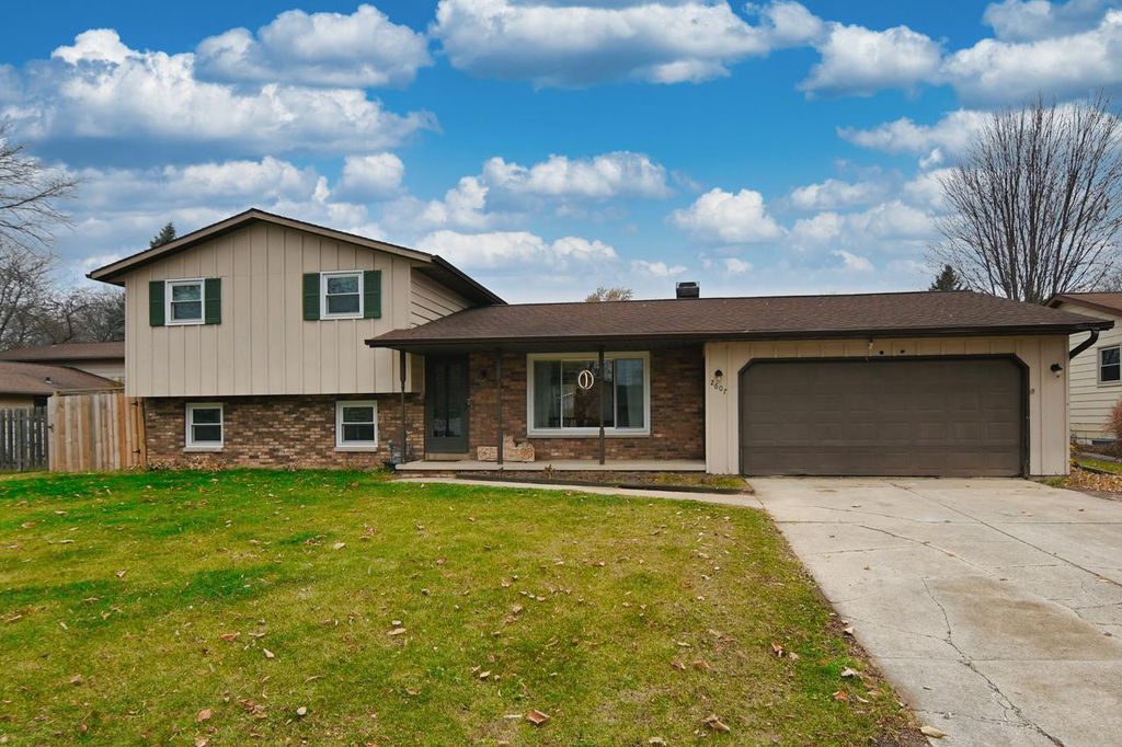 2607 VICKI LANE, Green Bay, WI 54311