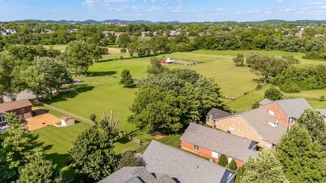 421 Meadowcrest Cir, Franklin, TN 37064
