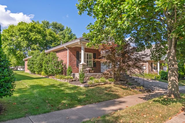 421 Meadowcrest Cir, Franklin, TN 37064