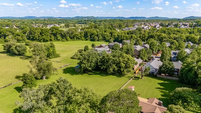 421 Meadowcrest Cir, Franklin, TN 37064