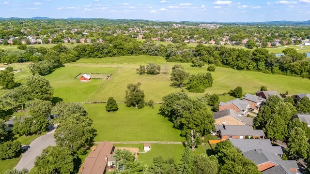 421 Meadowcrest Cir, Franklin, TN 37064