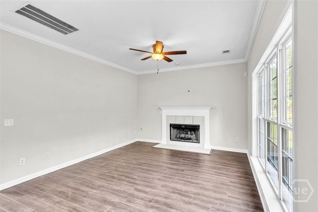 Image 13 of property listing at 185 Oak Ridge Circle, Richmond Hill, GA 31324