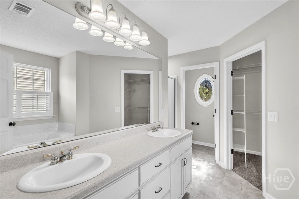 Image 21 of property listing at 185 Oak Ridge Circle, Richmond Hill, GA 31324