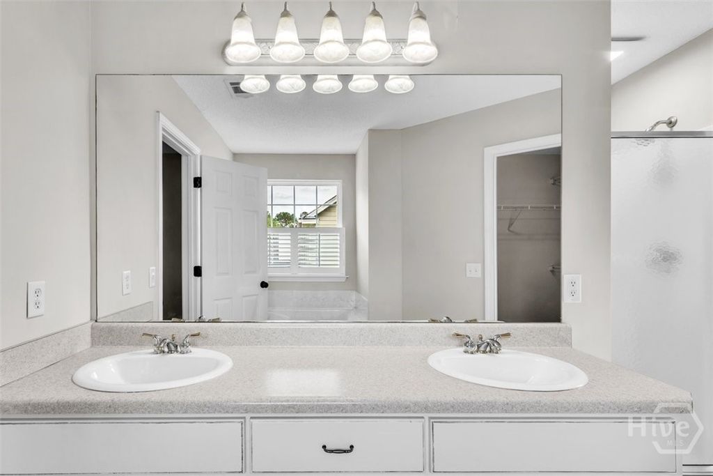 Image 22 of property listing at 185 Oak Ridge Circle, Richmond Hill, GA 31324