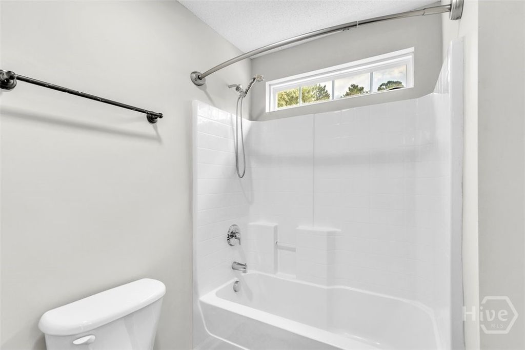 Image 26 of property listing at 185 Oak Ridge Circle, Richmond Hill, GA 31324