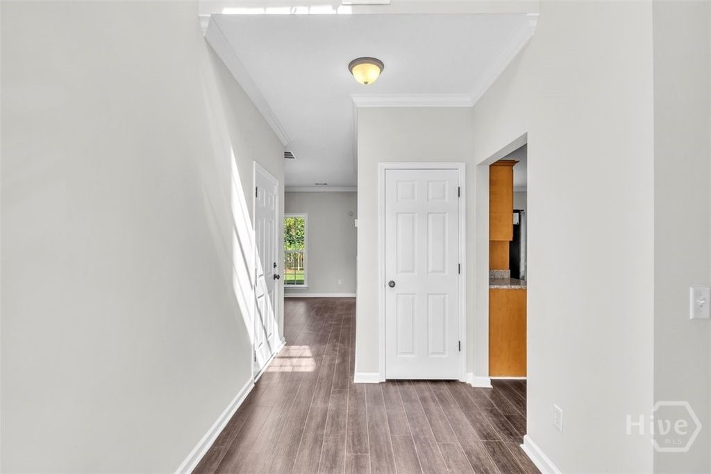 Image 3 of property listing at 185 Oak Ridge Circle, Richmond Hill, GA 31324