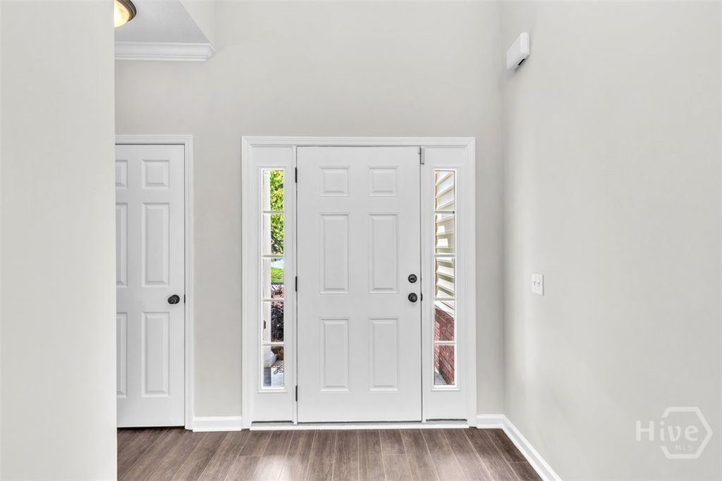 Image 5 of property listing at 185 Oak Ridge Circle, Richmond Hill, GA 31324