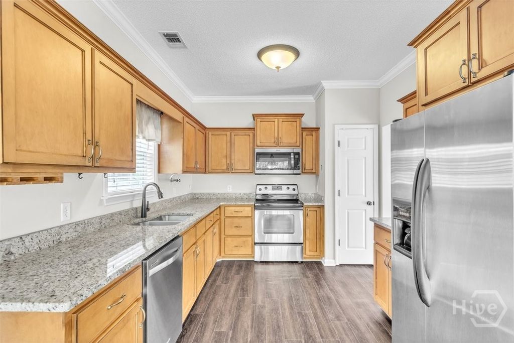 Image 7 of property listing at 185 Oak Ridge Circle, Richmond Hill, GA 31324