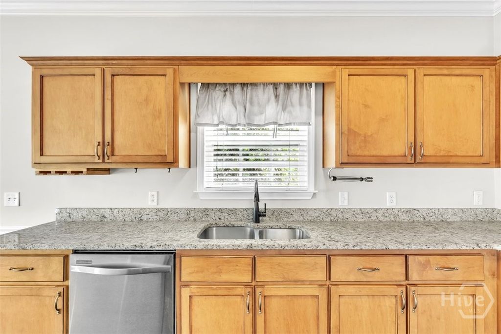 Image 8 of property listing at 185 Oak Ridge Circle, Richmond Hill, GA 31324