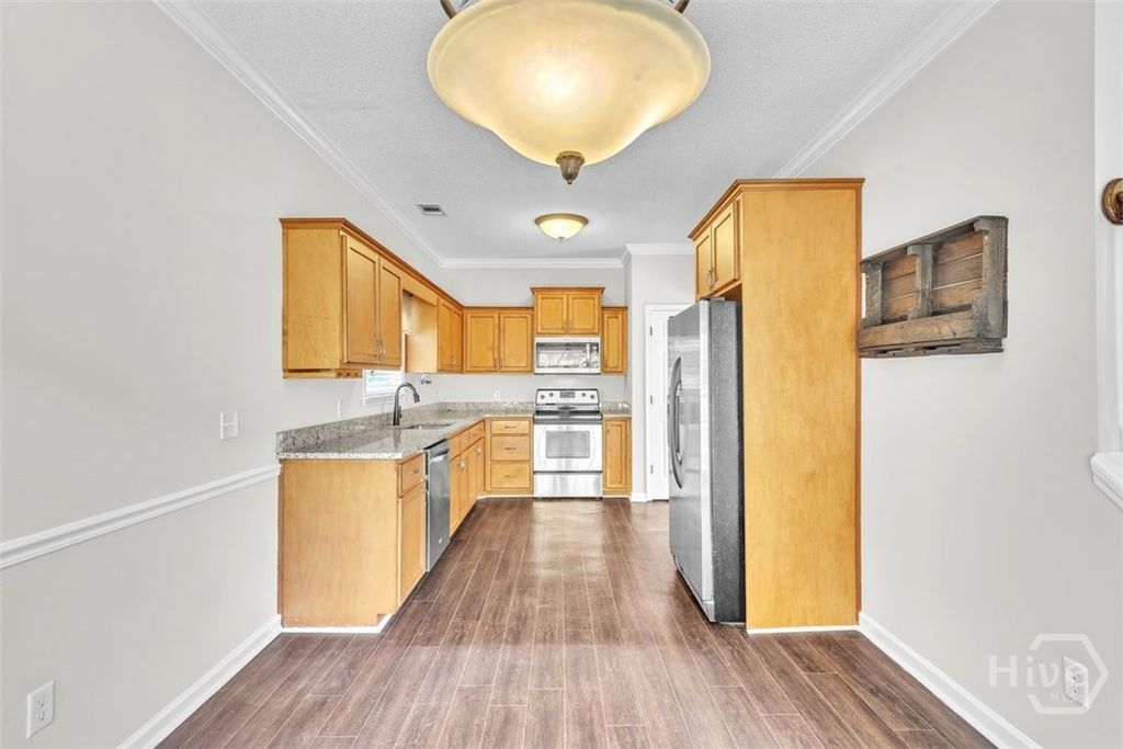 Image 9 of property listing at 185 Oak Ridge Circle, Richmond Hill, GA 31324