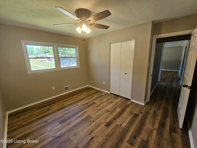 9233 Lantana Dr, Louisville, KY 40229