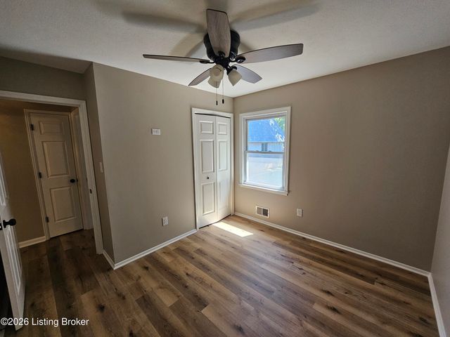 9233 Lantana Dr, Louisville, KY 40229