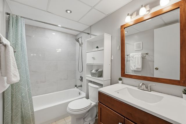 5513 Chateau Drive 4, Rolling Meadows, IL 60008