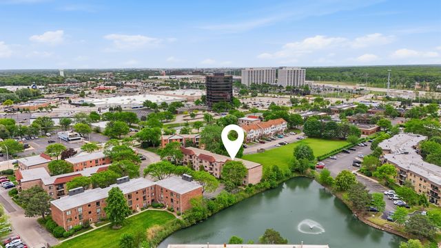 5513 Chateau Drive 4, Rolling Meadows, IL 60008