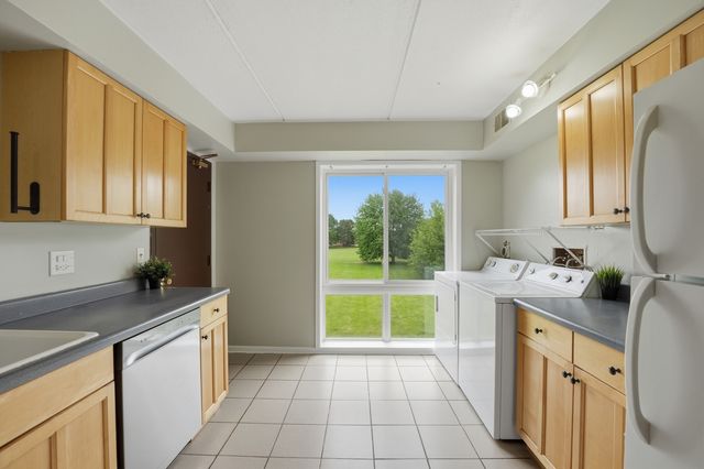 5513 Chateau Drive 4, Rolling Meadows, IL 60008