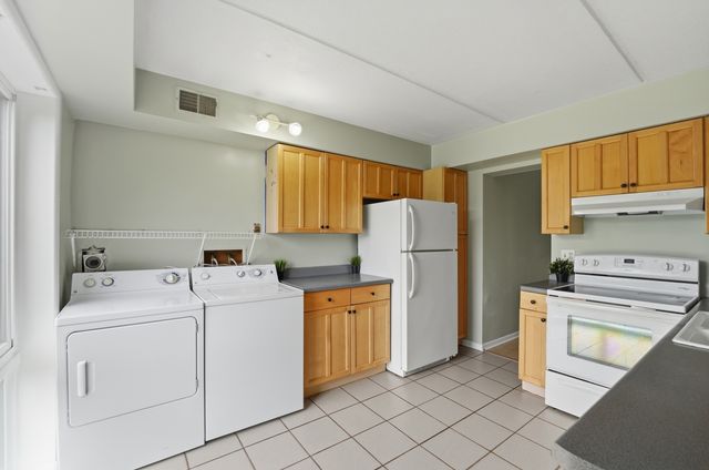 5513 Chateau Drive 4, Rolling Meadows, IL 60008