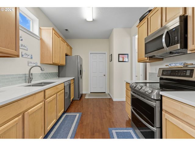 3201 Se ROBIN Cir, Hillsboro, OR 97123