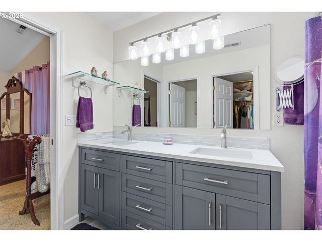 3201 Se ROBIN Cir, Hillsboro, OR 97123