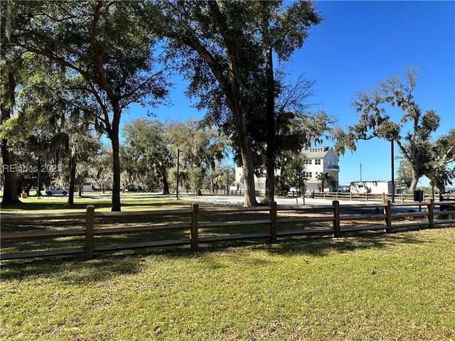 202 Harborview Dr, Beaufort, SC 29907