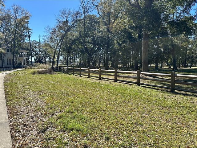 202 Harborview Dr, Beaufort, SC 29907