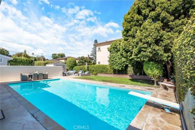 424 S Meadows Ave, Manhattan Beach, CA 90266
